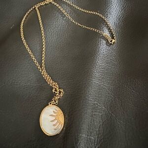 New FP 18KG Mother of Pearl ‘Out Of The Darkness’ Sun Pendant Necklace